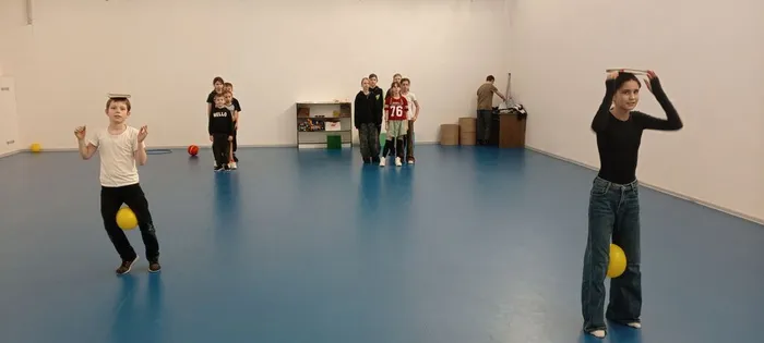 на фото участники игровой программы (2)