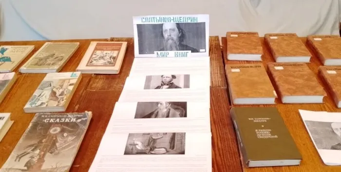 на фотографии книжная выставка