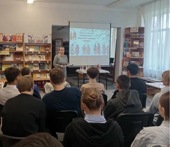 Сотрудник библиотеки и участники