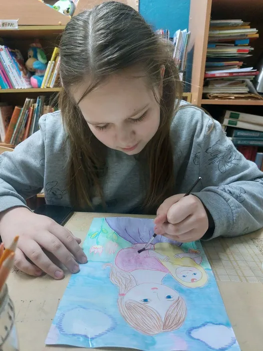 На фотографии Галманова Валентина рисует портрет мамы