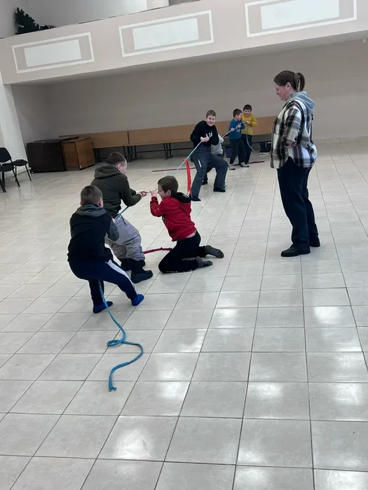 на фото ребята выполняют задание