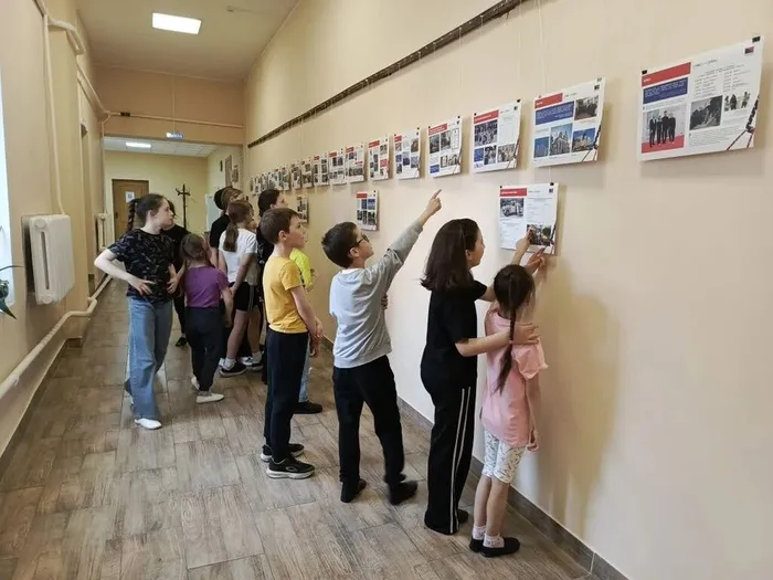 на фотографии ребята читают интересные факты о нашей области