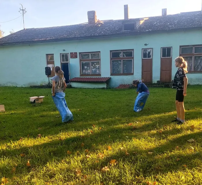 на фотографии участники игровой программы