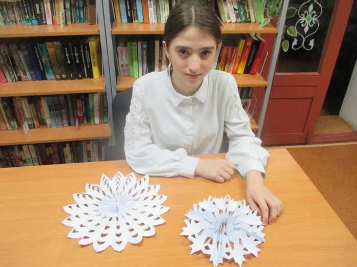 Полина со своей поделкой (1)