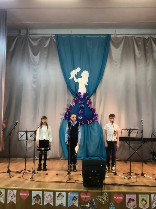 на фотографии фрагмент праздничного концерта (3)