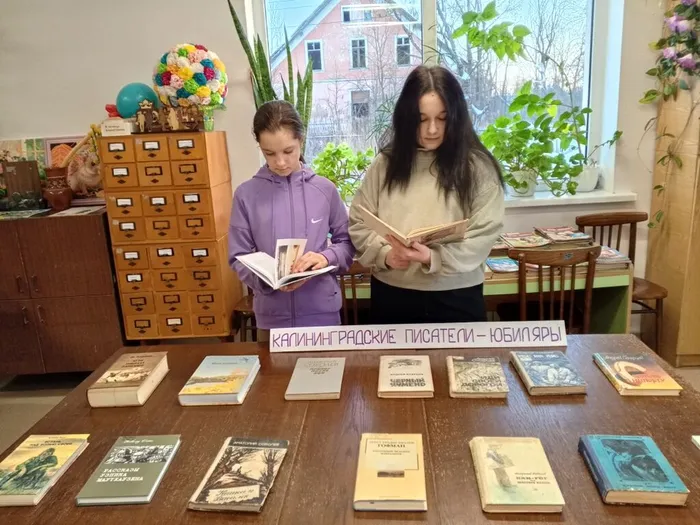 на фото посетители выставки  (2)