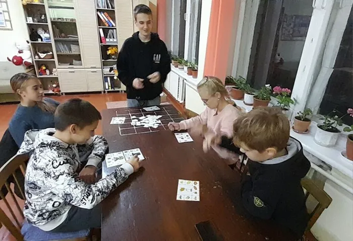 Юношество играет