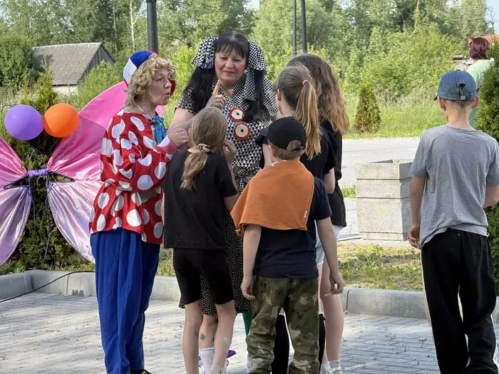 На фото ребята участвуют в праздничной программе Волшебное лето (2)