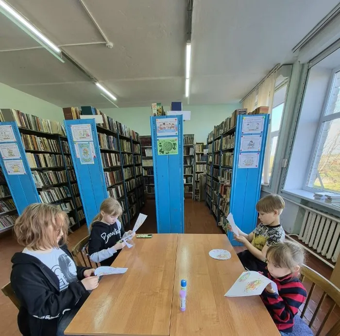 Участники мастер-класса изготовляют макета Земли