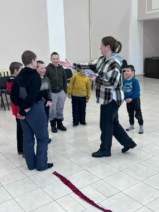 на фото дети играют