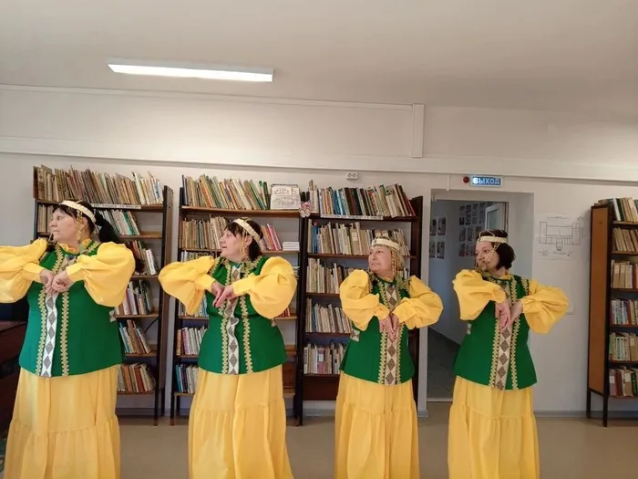 На фото фрагмент выступления участников ансамбля Девчата (2)