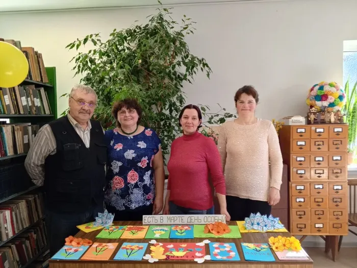 на фотографии участники тематического вечера (1)