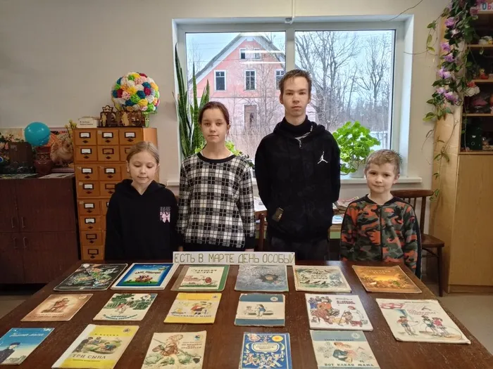 на фотографии посетители библиотеки (2)