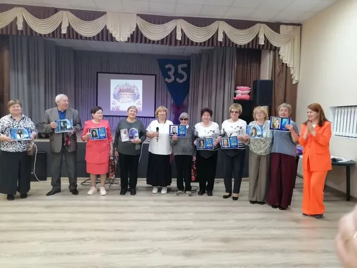 на фотографии поздравление  именинников