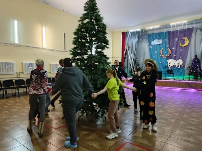 на фотографии участники игровой программы (2)