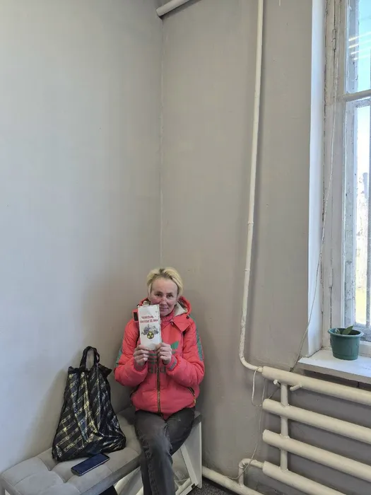 Жители поселка получают информационные буклеты