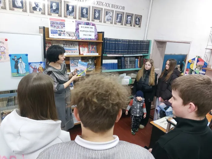 На фотографии библиотекарь рассказывает о книге Василевского Н.А. Байки мудрого цыгана