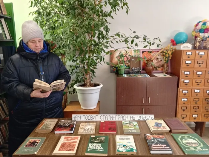 на фото посетитель выставки