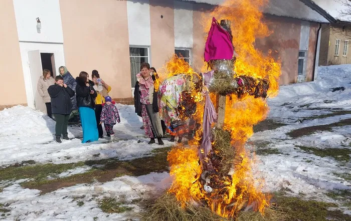 На фотографии Сжигаем Масленицу, холодную зиму провожаем, Весну-Красну встречаем