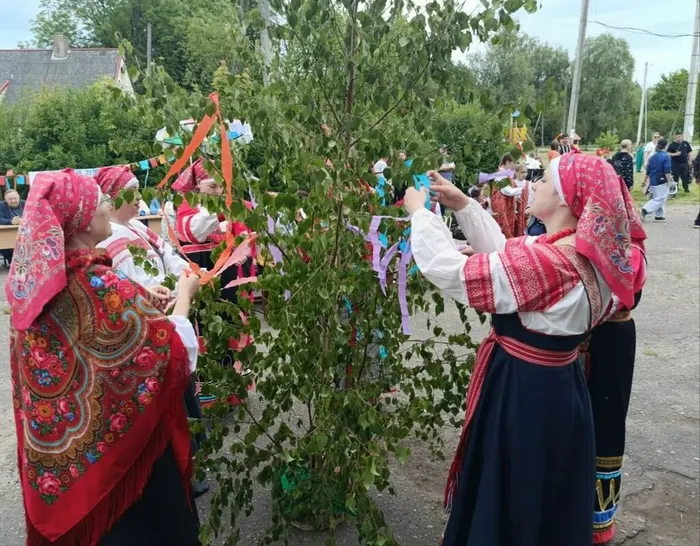 на фотографии народный фольклорный ансамбль Чеботуха