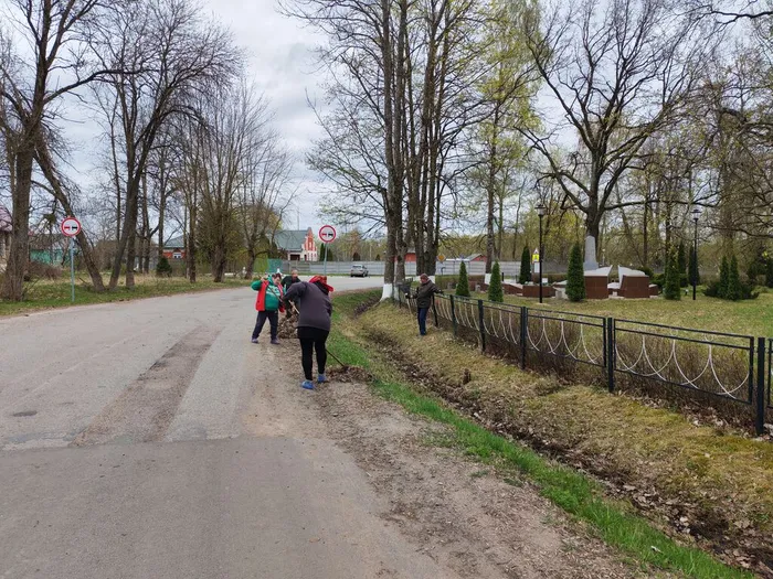 на фотографии сотрудники ДК на субботнике (1)