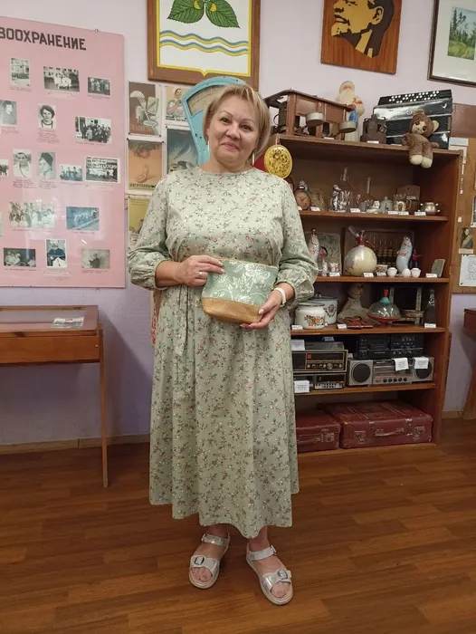 на фото посетитель музея