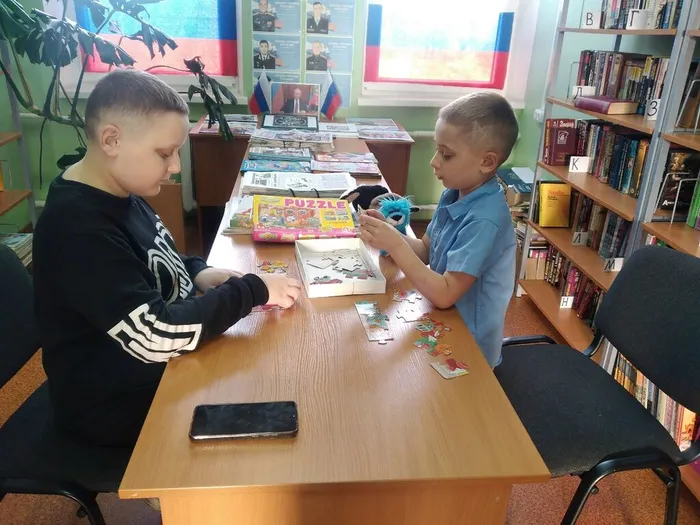 Играют Максим и Рома