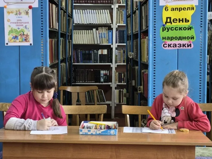 Лина Хен и Варя Матюшевская рисуют сказку.