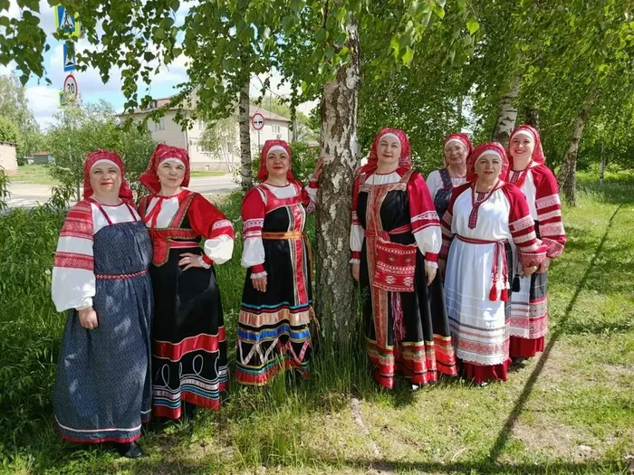 на фотографии фольклорный ансамбль Чеботуха