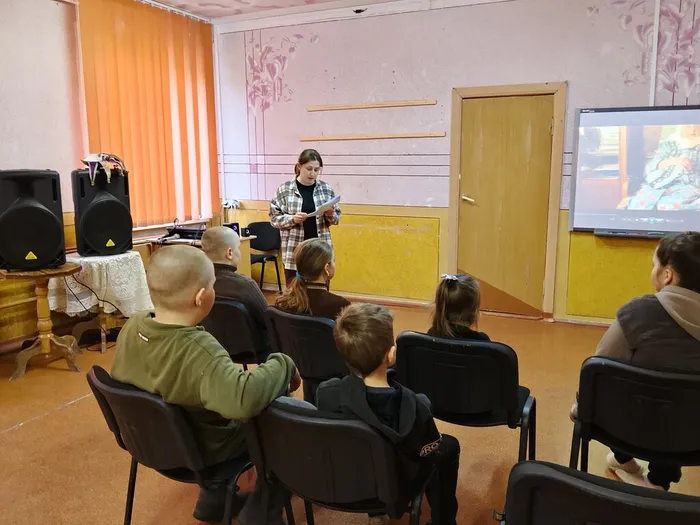 на фотографии посетители библиотеки (2)