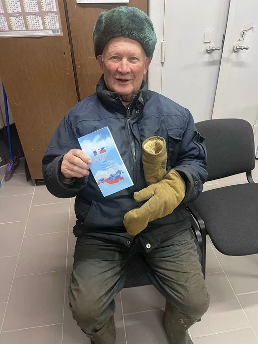 на фото житель поселка