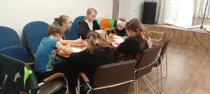 На фото ребята рисуют на тему Миру - да, террору - нет