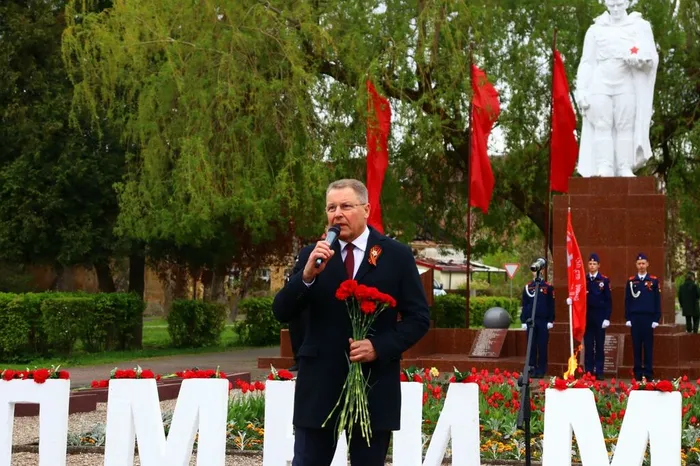 На фотографии глава администрации МО Дмитрий Анатольевич Чубарев