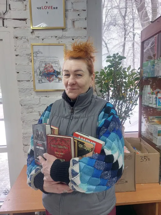На фотографии участник Акции Дарите книги с любовью! Зуева Ж.А.