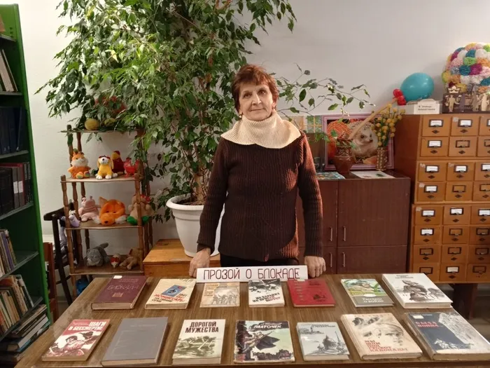 на фото посетители книжной выставки (1)