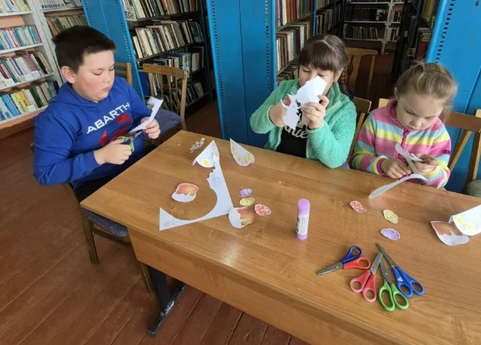 Ребята готовят пасхальный сувенир (1)