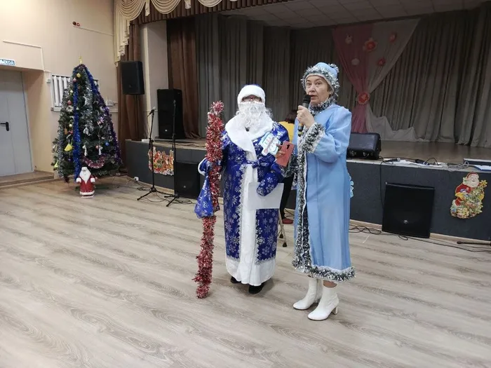 на фото Дед Мороз и Снегурочка