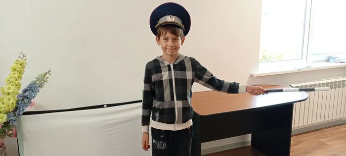Денис в роли полицейского.