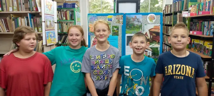 на фотографии присутствующие  на открытие  у книжной выставки, посвящённой Д.Г. Григорьеву