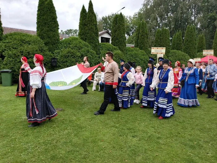 на фото шествие