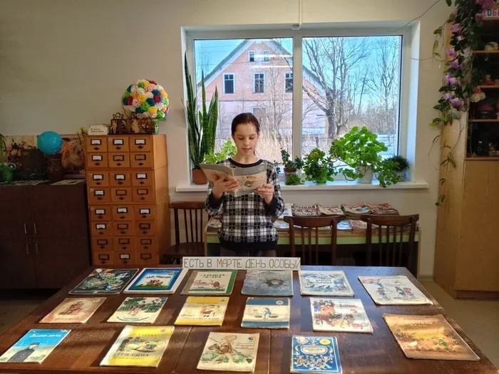 на фотографии посетитель библиотеки