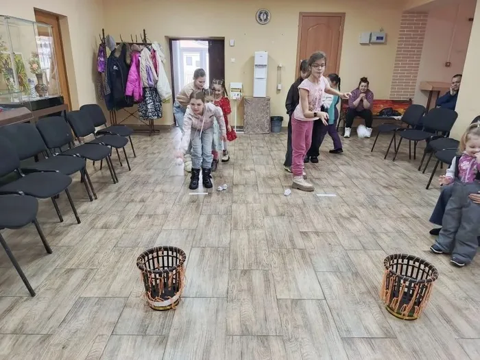 на фотографии участники соревнуются в меткости