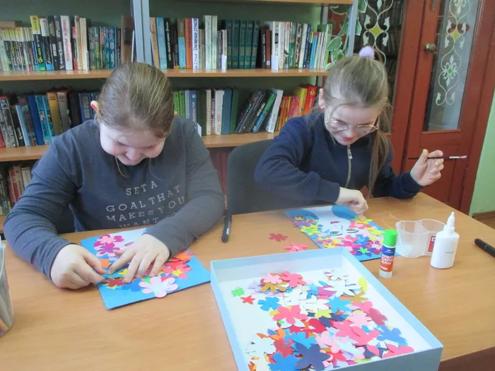 Вырезаем и клеим