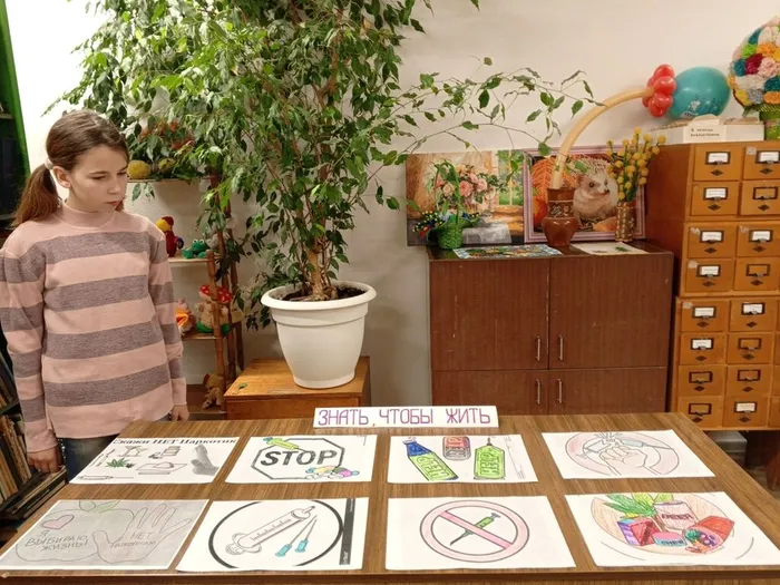 на фото посетители библиотеки у выставки рисунков (2)