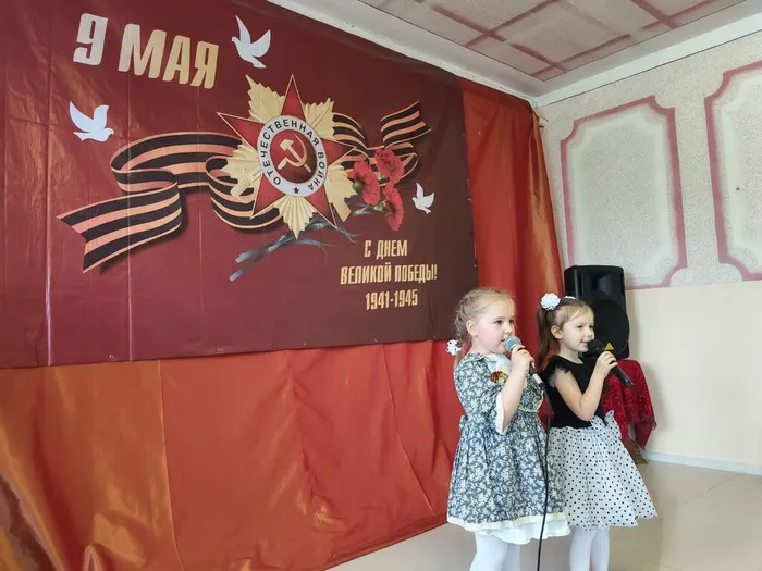 Алфёрова София и Никанорова Анна исполняют Катюшу