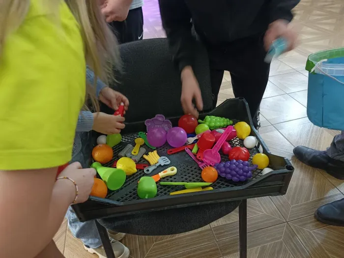 на фотографии участники игровой программы (3)