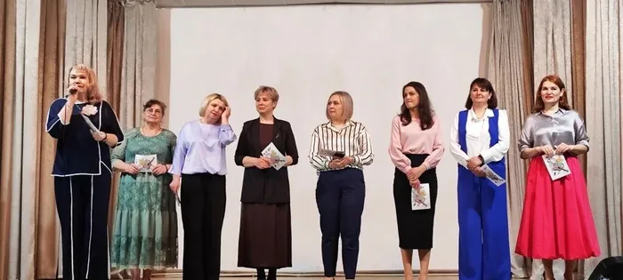 на фотографии поздравление от аппарата управления