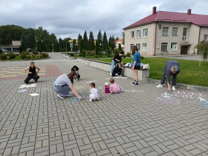 на фото участники конкурса рисунков