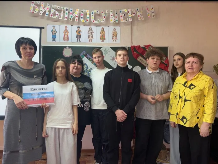 На фотографии участники художественной самодеятельности. волонтёры культуры и  Акции Библиосумерки-2026