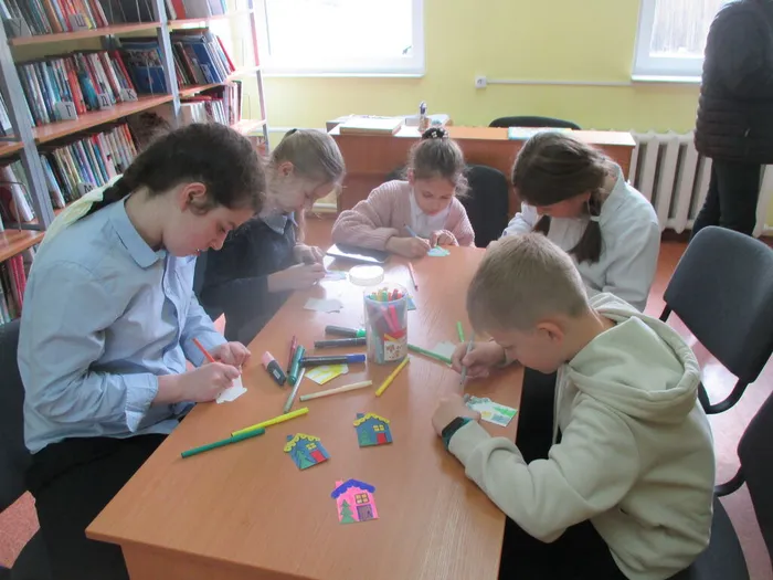 Ребята раскрашивают домики